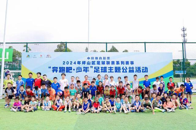 52岁董卿与朱军再聚首，网友盼望已久的时刻